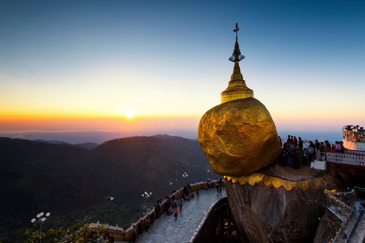 Pagode des Goldenen Felsens bei tiefstehender Sonne, Berge im Hintergrund