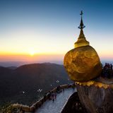 Pagode des Goldenen Felsens bei tiefstehender Sonne, Berge im Hintergrund