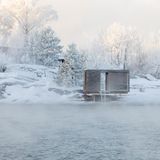 Nur eine kurze Fährfahrt von Oslo entfernt schmiegt sich diese minimalistische Sauna an die felsige Küste der Halbinsel Nesodden: "The Hotspot". Die mit Holzschindeln verkleidete Stelzenkonstruktion ist eine Schöpfung des Architekturbüros Oslo Works. Sie gehört zur wachsenden Zahl offen zugänglicher Gemeinschaftssaunas rund um den Oslofjord. Die reduzierte Form ist Programm: Ein schmaler Durchgang teilt den Bau in zwei Hälften, links die Sauna mit Panoramafenster, rechts die geschützte Umkleide. Dank ihrer modularen Konstruktion lässt sich die Sauna einfach transportieren und aufbauen. Der Hotspot ist bewusst wartungsarm und umweltfreundlich geplant und soll als Prototyp für weitere öffentliche Saunas entlang der Küste dienen.