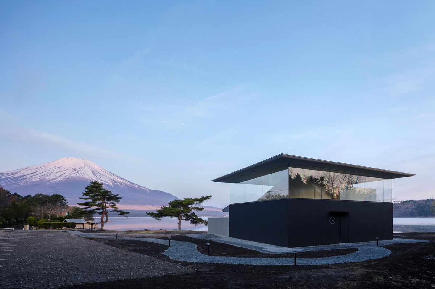 Im Angesicht von Japans wohl bekanntestem Wahrzeichen liegt diese besondere Sauna, entworfen vom Architekten Yu Momoeda. Das Design ist von der natürlichen Umgebung inspiriert. So ist die Struktur, die im zweiten Stock bis zur Decke der gläsernen Lounge reicht, der Form des Fujis nachempfunden. Ebenerdig gibt es eine Saunalandschaft im finnischen Stil und ein Kaltwasserbecken, das mit natürlichem Grundwasser gespeist wird. Eine Etage höher öffnet sich der Raum: Auf Tatami-Matten können Gäste sich ausstrecken, Tee trinken, Süßes naschen, sich an den künstlichen Berg anlehnen – und dabei den Rundumblick nach draußen genießen.    