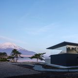 Im Angesicht von Japans wohl bekanntestem Wahrzeichen liegt diese besondere Sauna, entworfen vom Architekten Yu Momoeda. Das Design ist von der natürlichen Umgebung inspiriert. So ist die Struktur, die im zweiten Stock bis zur Decke der gläsernen Lounge reicht, der Form des Fujis nachempfunden. Ebenerdig gibt es eine Saunalandschaft im finnischen Stil und ein Kaltwasserbecken, das mit natürlichem Grundwasser gespeist wird. Eine Etage höher öffnet sich der Raum: Auf Tatami-Matten können Gäste sich ausstrecken, Tee trinken, Süßes naschen, sich an den künstlichen Berg anlehnen – und dabei den Rundumblick nach draußen genießen.    