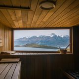 Herzstück dieser Sauna ist der spektakuläre Blick auf den Lake Wakatipu und die neuseeländischen Alpen. Sie gehört zum Aro Ha Wellness Retreat, das oberhalb des Sees mitten in der Berglandschaft bei Glenorchy liegt. Entworfen wurde die rustikale Hütte vom in Wellington ansässigen Büro Tennent Brown Architects. Verbaut sind hauptsächlich natürliche Materialien wie Stein, Wolle und Holz. Dazu schmiegt sich der Bau in den Hang, als wäre er Teil der Landschaft.