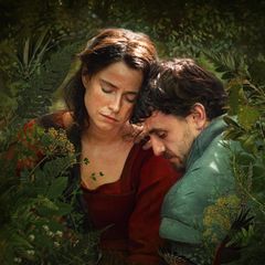 Jessie Buckley und Paul Mescal in inniger Umarmung, sie spielen das Ehepaar Shakespeare in der Romanverfilmung „Hamnet“