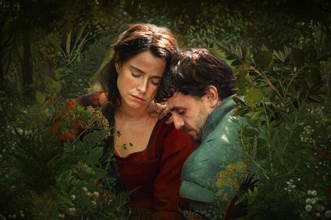 Jessie Buckley und Paul Mescal in inniger Umarmung, sie spielen das Ehepaar Shakespeare in der Romanverfilmung „Hamnet“