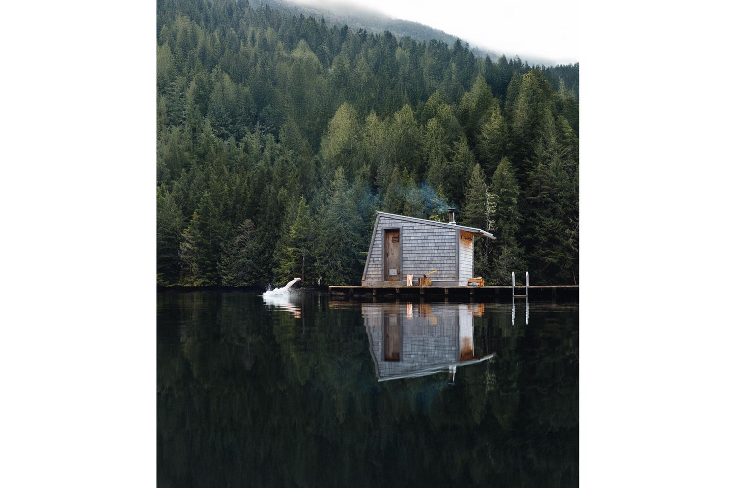 An der Westküste Kanadas lädt das Nimmo Bay Wilderness Resort zu Wellness mitten in der Natur ein. Der Great Bear Rainforest zieht sich entlang der zerklüfteten Küste bis hinauf zur Grenze Alaskas. Hier leben Bären, Wasservögel, Seeotter sowie Orcas und Buckelwale, die durch die tiefblauen Fjorde ziehen. Zum exklusiven Urlaubsresort geht es nur per Wasserflugzeug oder Boot. Gäste wohnen in privaten Cabins, finden bei Yoga, Wanderungen und Kajakausflügen zur Ruhe – und schwitzen in einer holzbefeuerten Saunahütte mitten im See. 