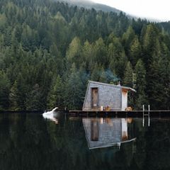 An der Westküste Kanadas lädt das Nimmo Bay Wilderness Resort zu Wellness mitten in der Natur ein. Der Great Bear Rainforest zieht sich entlang der zerklüfteten Küste bis hinauf zur Grenze Alaskas. Hier leben Bären, Wasservögel, Seeotter sowie Orcas und Buckelwale, die durch die tiefblauen Fjorde ziehen. Zum exklusiven Urlaubsresort geht es nur per Wasserflugzeug oder Boot. Gäste wohnen in privaten Cabins, finden bei Yoga, Wanderungen und Kajakausflügen zur Ruhe – und schwitzen in einer holzbefeuerten Saunahütte mitten im See. 