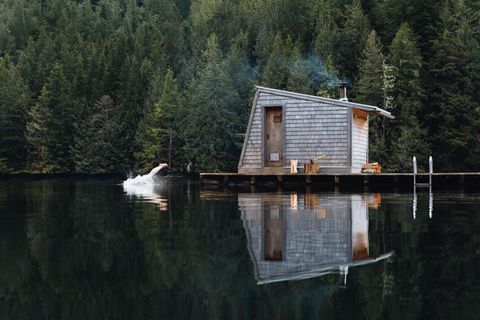 An der Westküste Kanadas lädt das Nimmo Bay Wilderness Resort zu Wellness mitten in der Natur ein. Der Great Bear Rainforest zieht sich entlang der zerklüfteten Küste bis hinauf zur Grenze Alaskas. Hier leben Bären, Wasservögel, Seeotter sowie Orcas und Buckelwale, die durch die tiefblauen Fjorde ziehen. Zum exklusiven Urlaubsresort geht es nur per Wasserflugzeug oder Boot. Gäste wohnen in privaten Cabins, finden bei Yoga, Wanderungen und Kajakausflügen zur Ruhe – und schwitzen in einer holzbefeuerten Saunahütte mitten im See. 