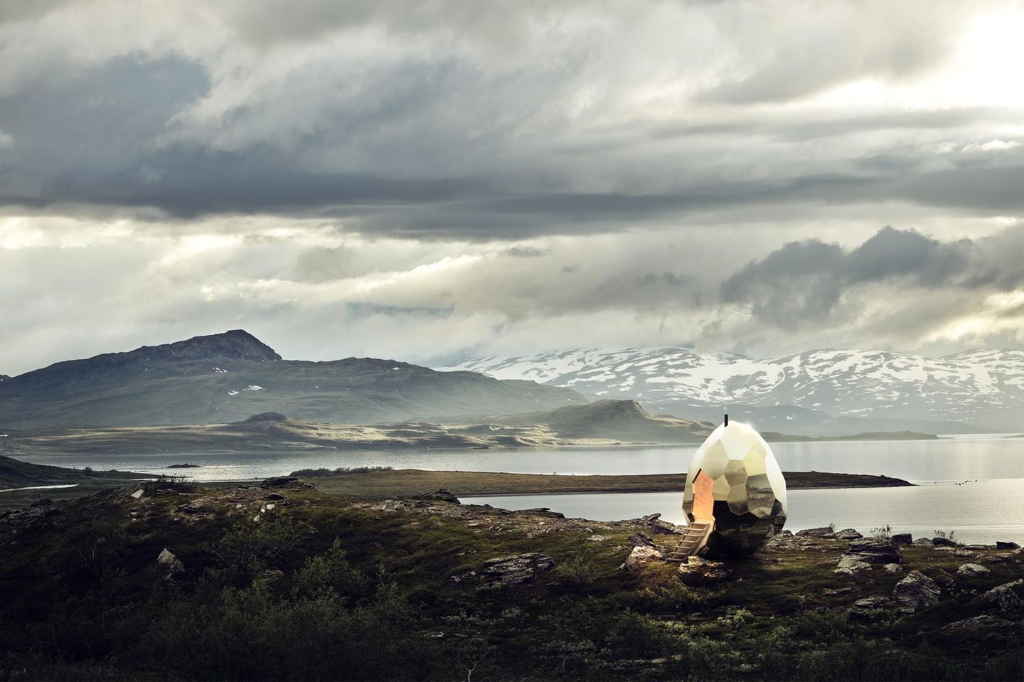 Sieht aus wie vom anderen Stern: Das schwedische Künstlerduo Mats Bigert und Lars Bergström hat mit dem "Solar Egg" eine mobile Sauna geschaffen, die ihre Umgebung spiegelt und zugleich wie ein Fremdkörper in der Landschaft wirkt. Innen wird’s dann klassisch nordisch: Zwischen Waben aus duftendem Pinienholz lässt es sich herrlich schwitzen. Der Hintergrund ist tiefgründig: Kiruna, die nördlichste Stadt Schwedens, steht vor einem gewaltigen Umzug. Hier liegt die größte Eisenerzmine der Welt – doch inzwischen rückt der Bergbau dem Stadtzentrum gefährlich nahe. Bis 2040 soll der gesamte Ort rund fünf Kilometer nach Osten verlegt werden, rund 18.000 Menschen müssen ihr Zuhause aufgeben. Diesem außergewöhnlichen Wandel widmen Bigert und Bergström ihr Solar Egg: Seine Form steht sinnbildlich für Neuanfang und Wiedergeburt.