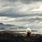 Sieht aus wie vom anderen Stern: Das schwedische Künstlerduo Mats Bigert und Lars Bergström hat mit dem "Solar Egg" eine mobile Sauna geschaffen, die ihre Umgebung spiegelt und zugleich wie ein Fremdkörper in der Landschaft wirkt. Innen wird’s dann klassisch nordisch: Zwischen Waben aus duftendem Pinienholz lässt es sich herrlich schwitzen. Der Hintergrund ist tiefgründig: Kiruna, die nördlichste Stadt Schwedens, steht vor einem gewaltigen Umzug. Hier liegt die größte Eisenerzmine der Welt – doch inzwischen rückt der Bergbau dem Stadtzentrum gefährlich nahe. Bis 2040 soll der gesamte Ort rund fünf Kilometer nach Osten verlegt werden, rund 18.000 Menschen müssen ihr Zuhause aufgeben. Diesem außergewöhnlichen Wandel widmen Bigert und Bergström ihr Solar Egg: Seine Form steht sinnbildlich für Neuanfang und Wiedergeburt.