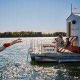 Kein Hausboot, sondern eine schwimmende Sauna gleitet hier über die Gewässer vor Connecticut. Entworfen vom Architekten Peter Boldt, ruht die raffinierte Konstruktion auf einer umgebauten Tritoon-Plattform. Ziel war es, nordischen Minimalismus mit gemütlichem New-England-Charme zu vereinen. Und das ist gelungen. An Bord befinden sich Sonnendeck, Umkleideraum und natürlich die Sauna selbst. Unter mit Zedernholz verkleideten Bänken verbirgt sich praktischer Stauraum, auf dem offenen Deck weht eine erfrischende Brise. Dank Außenbordmotor schippert das ganze Ensemble gemütlich an der Küste entlang – so lässt es sich schwitzen. 