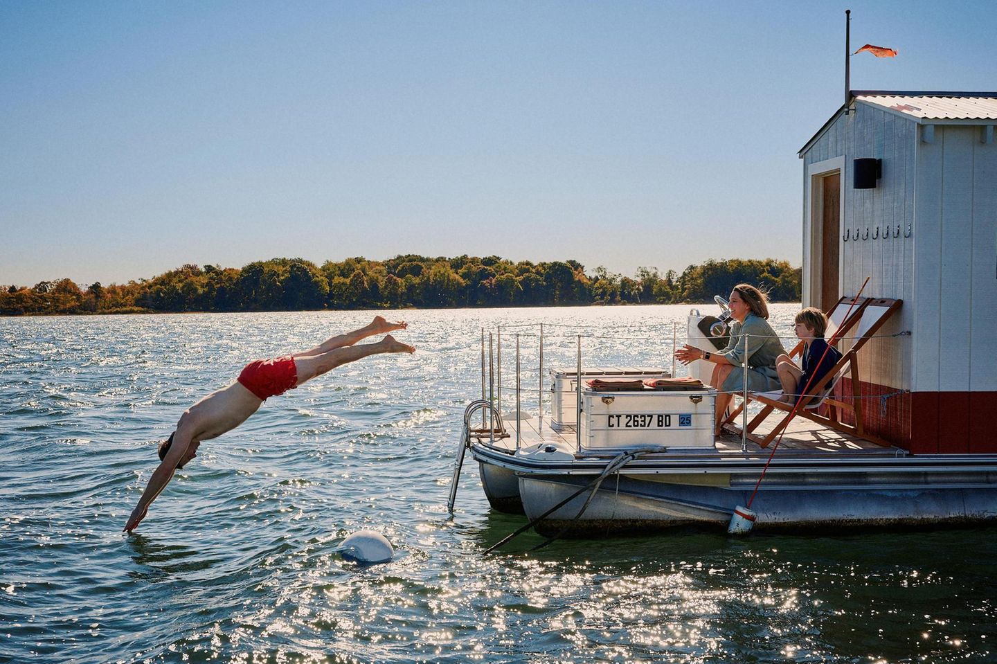 Kein Hausboot, sondern eine schwimmende Sauna gleitet hier über die Gewässer vor Connecticut. Entworfen vom Architekten Peter Boldt, ruht die raffinierte Konstruktion auf einer umgebauten Tritoon-Plattform. Ziel war es, nordischen Minimalismus mit gemütlichem New-England-Charme zu vereinen. Und das ist gelungen. An Bord befinden sich Sonnendeck, Umkleideraum und natürlich die Sauna selbst. Unter mit Zedernholz verkleideten Bänken verbirgt sich praktischer Stauraum, auf dem offenen Deck weht eine erfrischende Brise. Dank Außenbordmotor schippert das ganze Ensemble gemütlich an der Küste entlang – so lässt es sich schwitzen. 