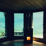 Inmitten des schwedischen Weinguts Ästad Vingård lädt eine Unterwassersauna zum Schwitzen im See ein. Durch die Fenster bietet sich pures Naturkino: Gäste beobachten flinke Regenbogenforellen und kleine Krebse, die über den sandigen Grund krabbeln. Danach lockt ein Sprung in den klaren Quellwasserteich. Und keine Sorge: Auch oberhalb der Wasseroberfläche gibt es hier Saunas und Bäder, die zum Aufwärmen und Entspannen einladen. Dann fällt der Blick ins Grüne, während das warme Holzinterieur mit seinen fließenden Linien an die Wellen im See erinnert.