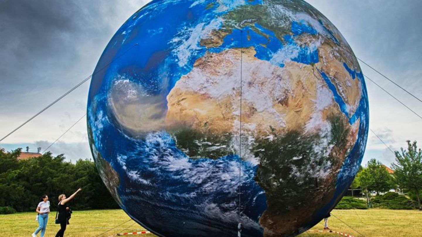 Veränderungen an der Erdoberfläche und in der Atmosphäre beeinflussen die Erdrotation. (Archivbild) Foto: Uhlíø Patrik/CTK/dpa