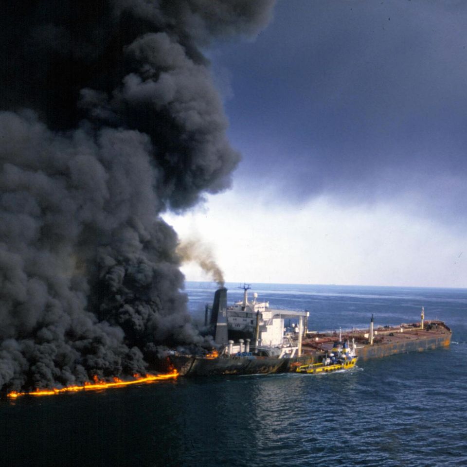 In Brand geschossenes Ölschiff an der Straße von Hormus, 1987
