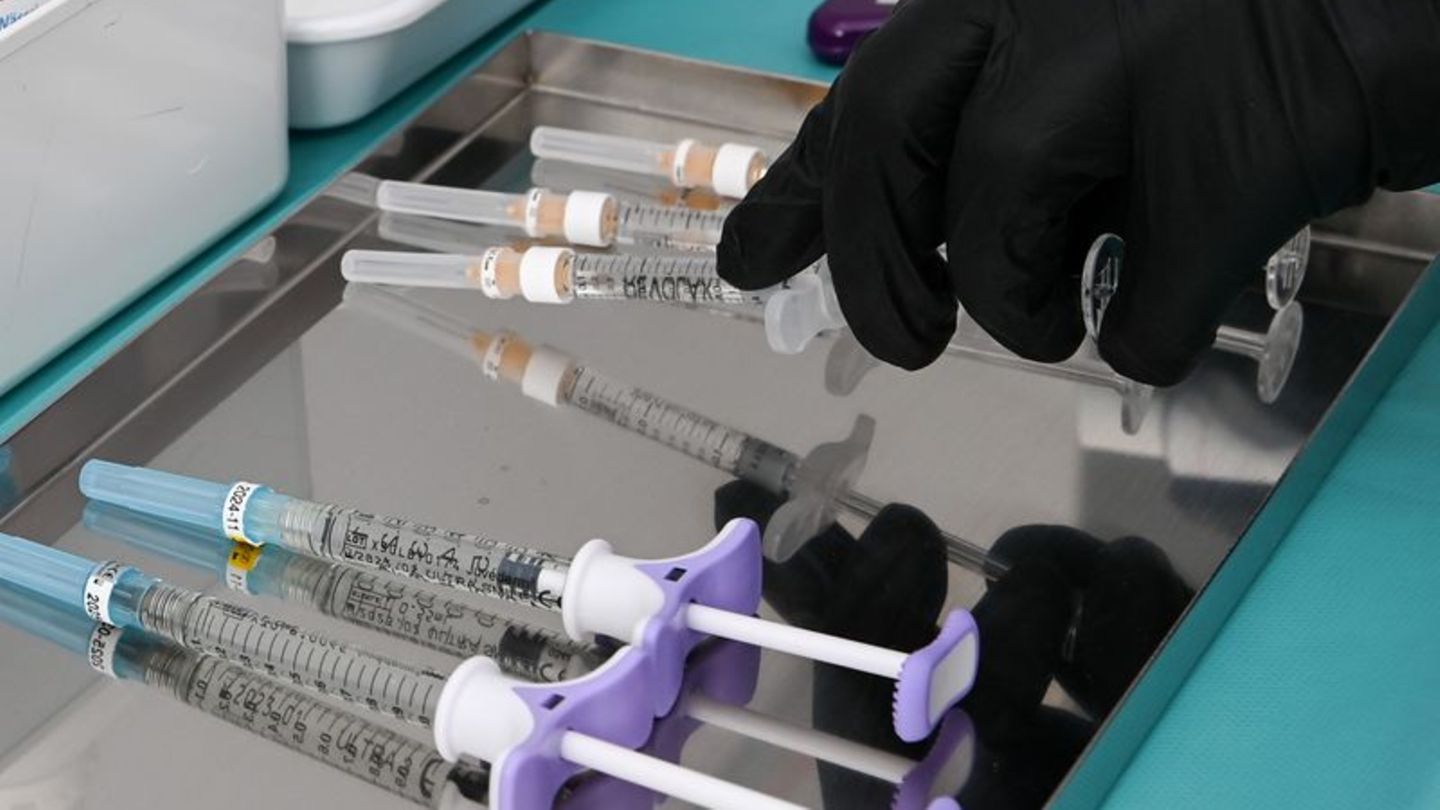 Zahlreiche Influencer machen auf Instagram Werbung für Schönheitseingriffe. (Symbolbild). Foto: Jens Kalaene/dpa-Zentralbild/dpa