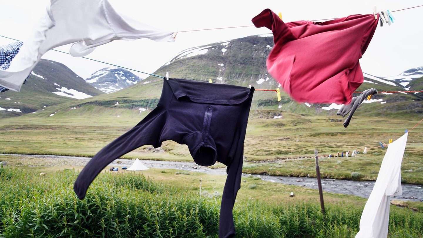 An Wäscheleinen in der Umwelt hängt Outdoorkleidung, die möglicherweise PFAS enthält.