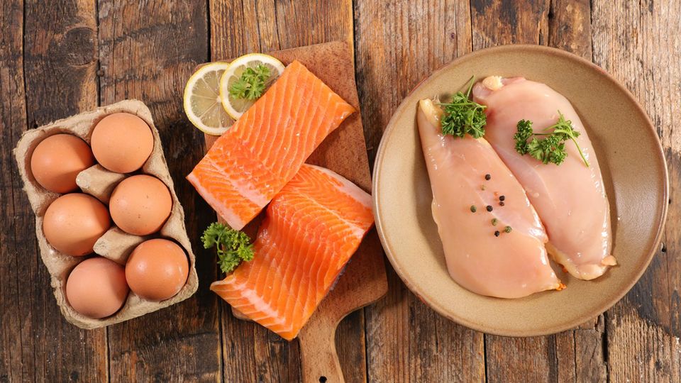 Eier, Fisch und Fleisch: Alles tierische Lebensmittel, deren PFAS-Belastung die Gesundheit gefährden kann.