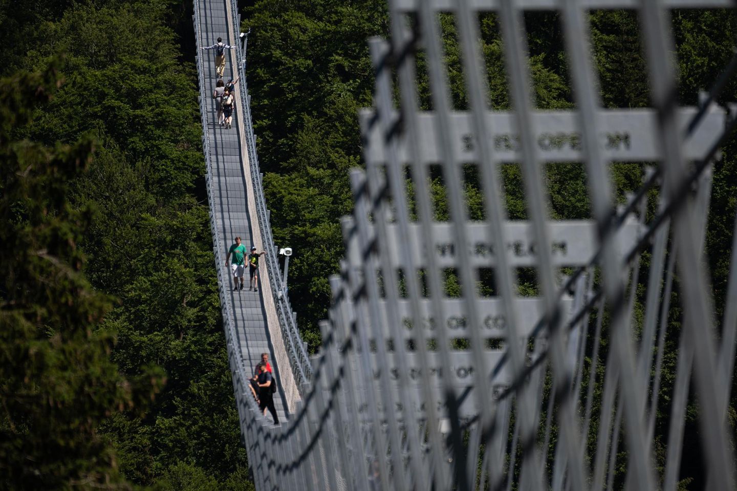 Menschen auf dem Skywalk Willingen
