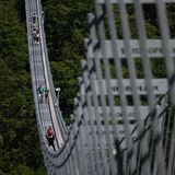 Menschen auf dem Skywalk Willingen
