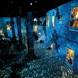 Menschen in der Ausstellung "Niederländische Maler" im Port des Lumières in Hamburg