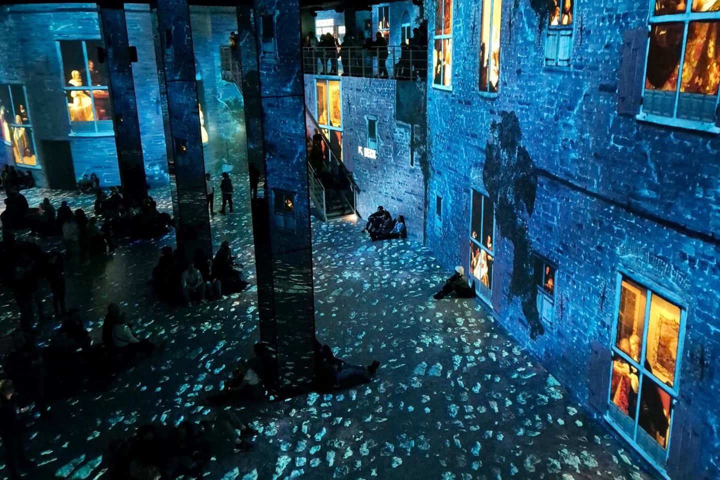 Menschen in der Ausstellung "Niederländische Maler" im Port des Lumières in Hamburg