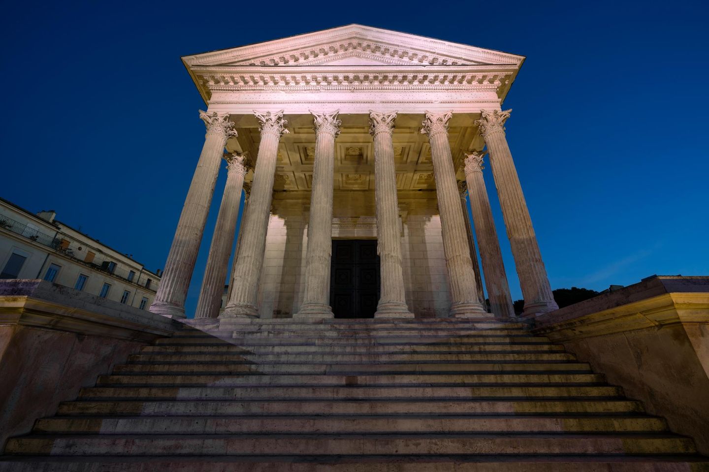 Angestrahltes Maison Carrée im französischen Nimes