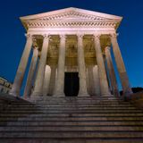 Angestrahltes Maison Carrée im französischen Nimes