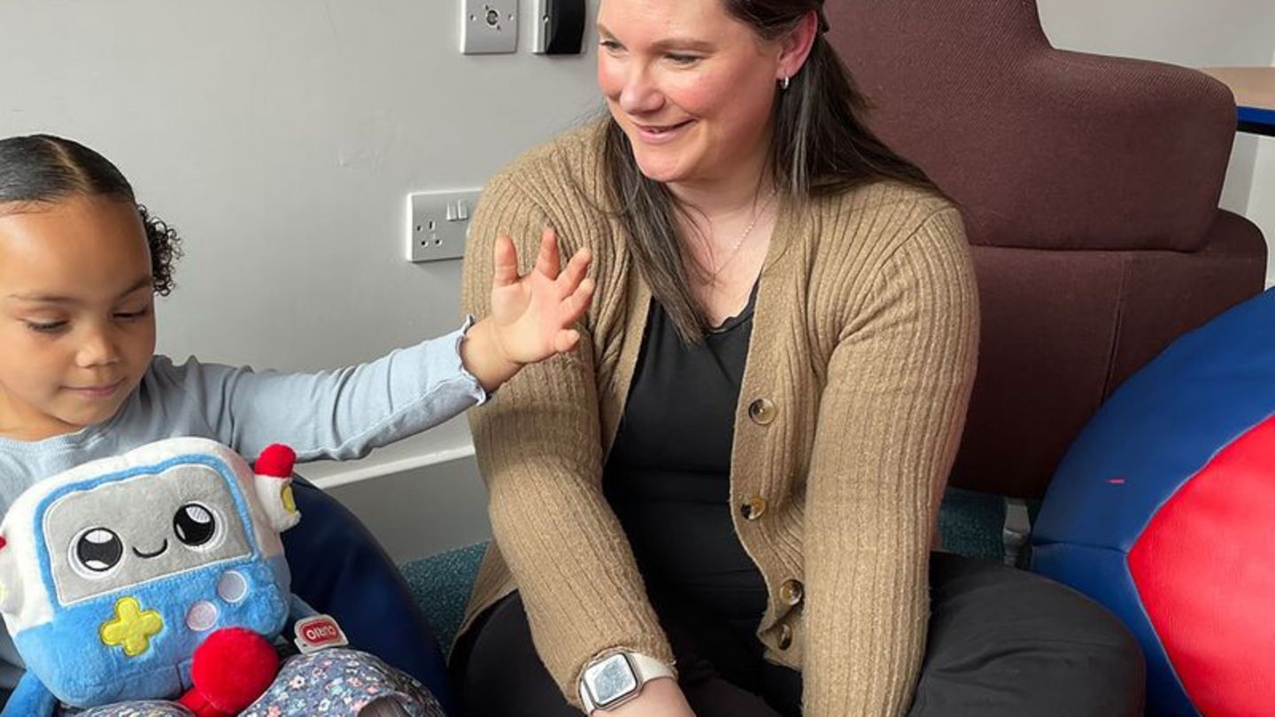 KI-Spielzeug geht Experten zufolge mit Risiken einher. Foto: Faculty of Education/University of Cambridge/dpa