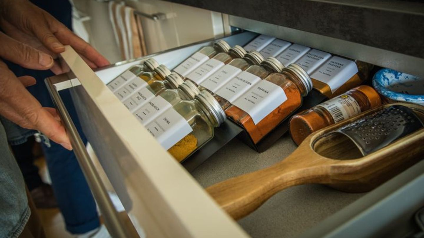 Liegen die Gewürzdosen nicht im richtigen Abstand, machen sich Unruhe und Anspannung breit: Ordnungszwänge können Leidensdruck a