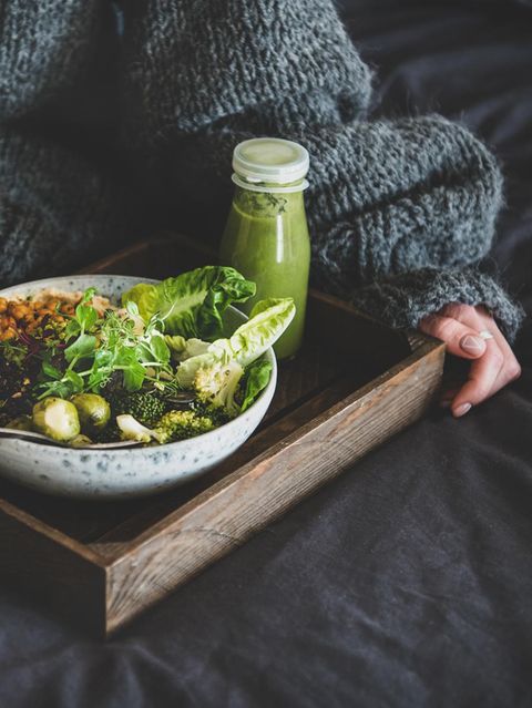 Was wir essen, kann unseren Schlaf beeinflussen – nicht nur direkt vor dem Zubettgehen, sondern über den gesamten Tag hinweg