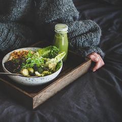 Was wir essen, kann unseren Schlaf beeinflussen – nicht nur direkt vor dem Zubettgehen, sondern über den gesamten Tag hinweg