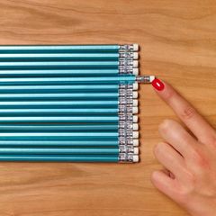 Perfekt angeordnete Bleistifte auf einem Holztisch