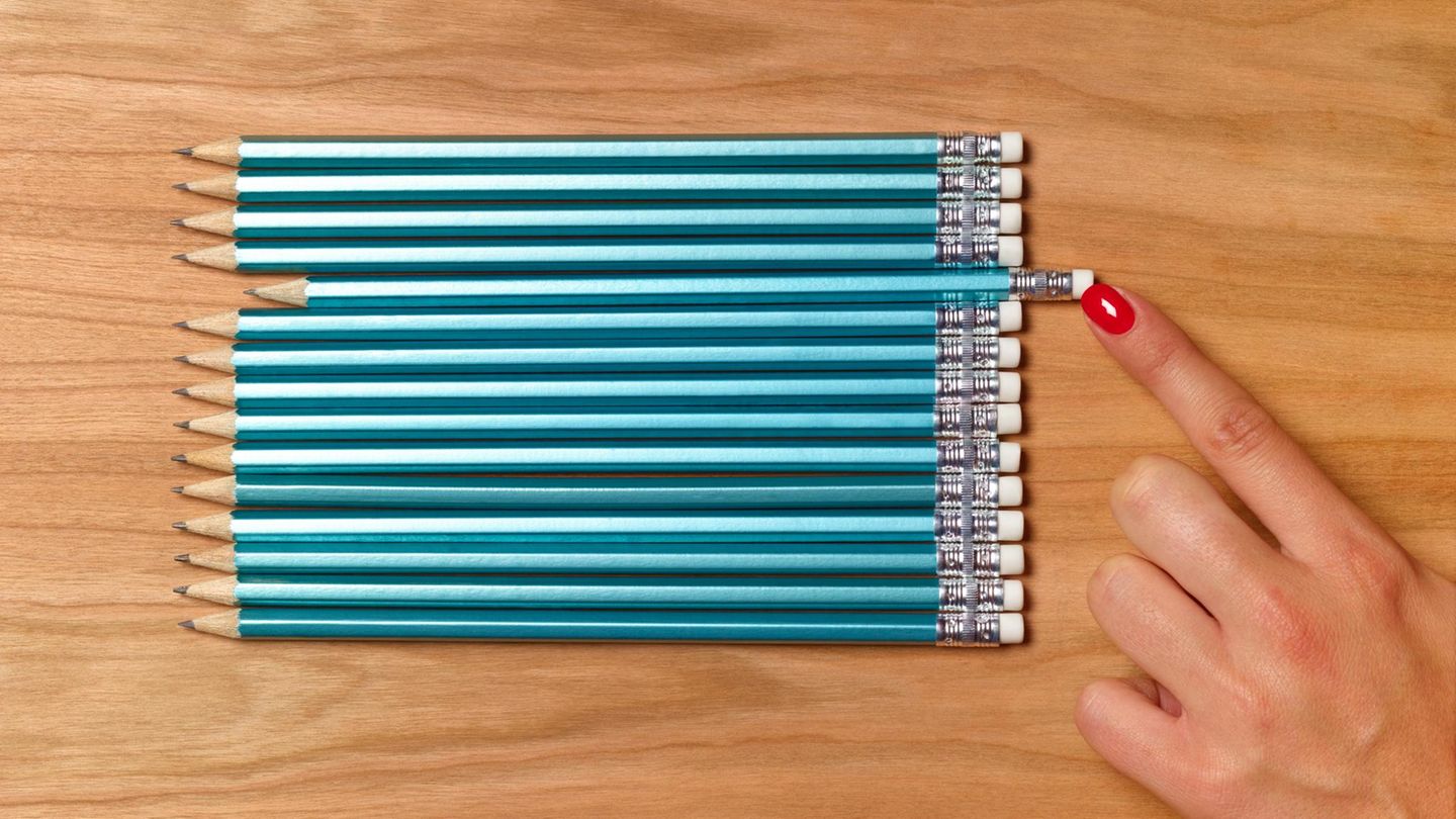 Perfekt angeordnete Bleistifte auf einem Holztisch