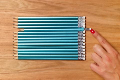 Perfekt angeordnete Bleistifte auf einem Holztisch