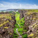 Felsspalten mit einem dazwischen liegenden Wanderweg