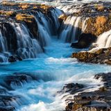 Bruarfoss Wasserfall im Sonnenschein auf Island