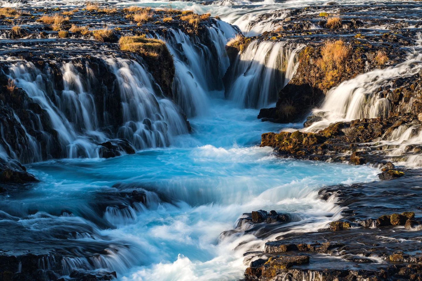 Bruarfoss Wasserfall im Sonnenschein auf Island