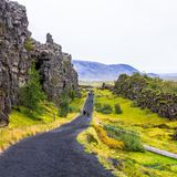 Wanderer zwischen Felslandschaften