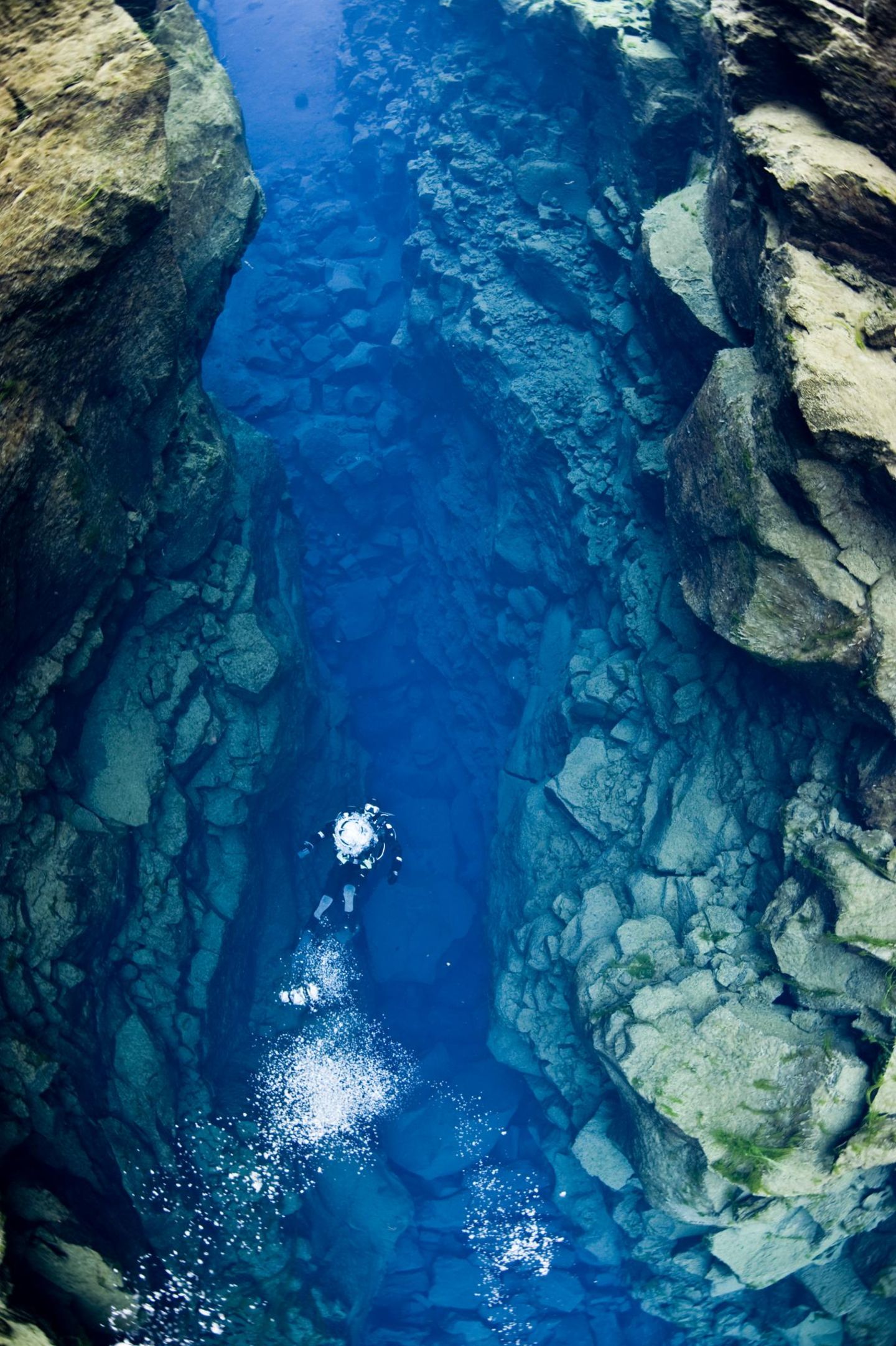 Taucher in der Silfra Spalte