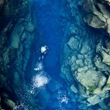 Taucher in der Silfra Spalte