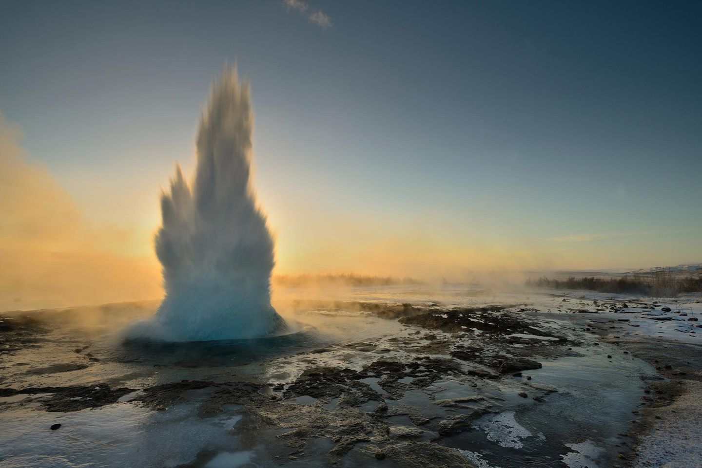 Der Strokkur Geysir am frühen Morgen