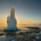 Der Strokkur Geysir am frühen Morgen