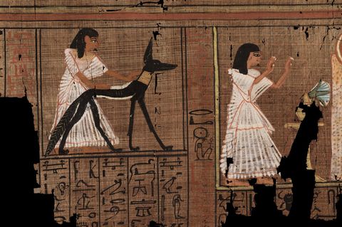 Ägyptischer Papyrus mit Malerei, die einen weiß gekleideten Mann mit einem schwarzen Schakal zeigt