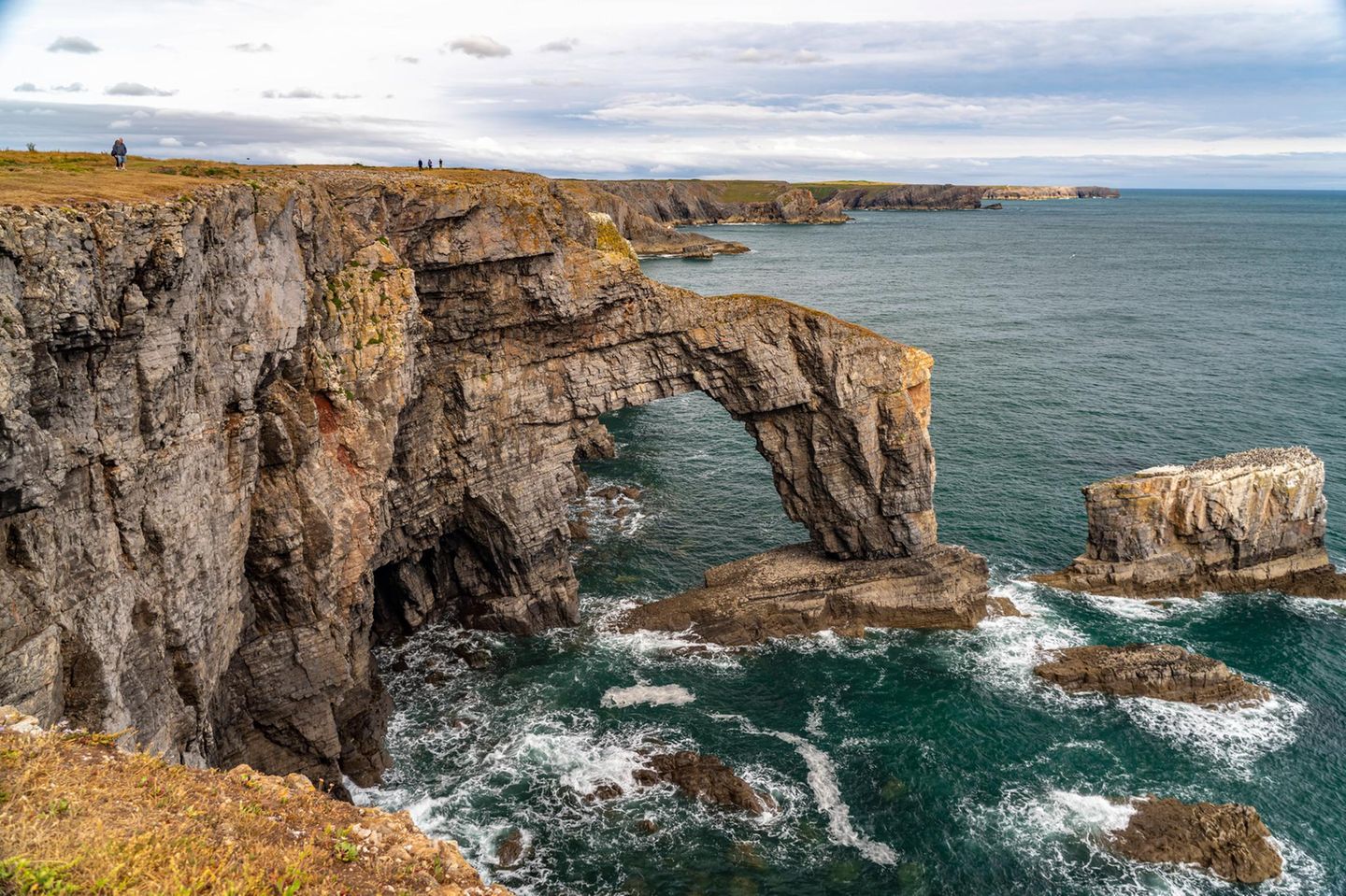 Die natürliche Felsbrücke Green Bridge, Pembrokeshire Coast National Park