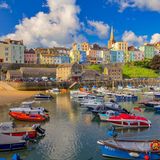 Tenby mit Booten und bunten Häusern