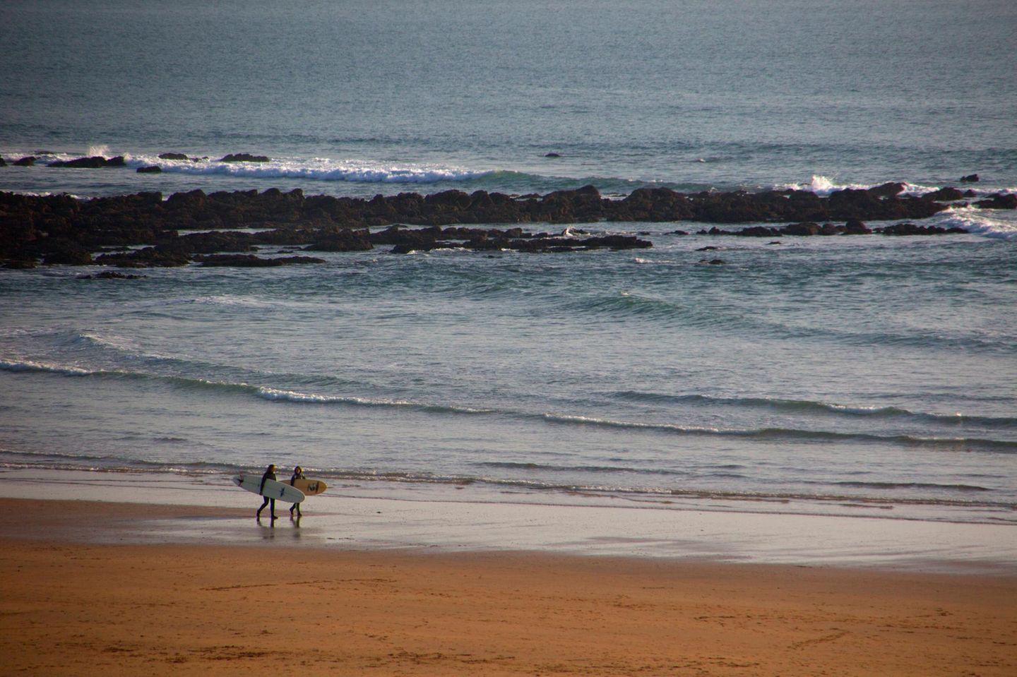 Surfer am Freshwater West Beach