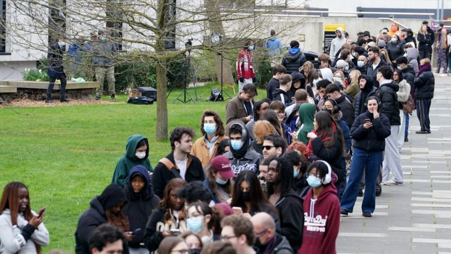 Menschen stehen an, um vorsorglich Antibiotika zu erhalten. Foto: Gareth Fuller/PA Wire/dpa