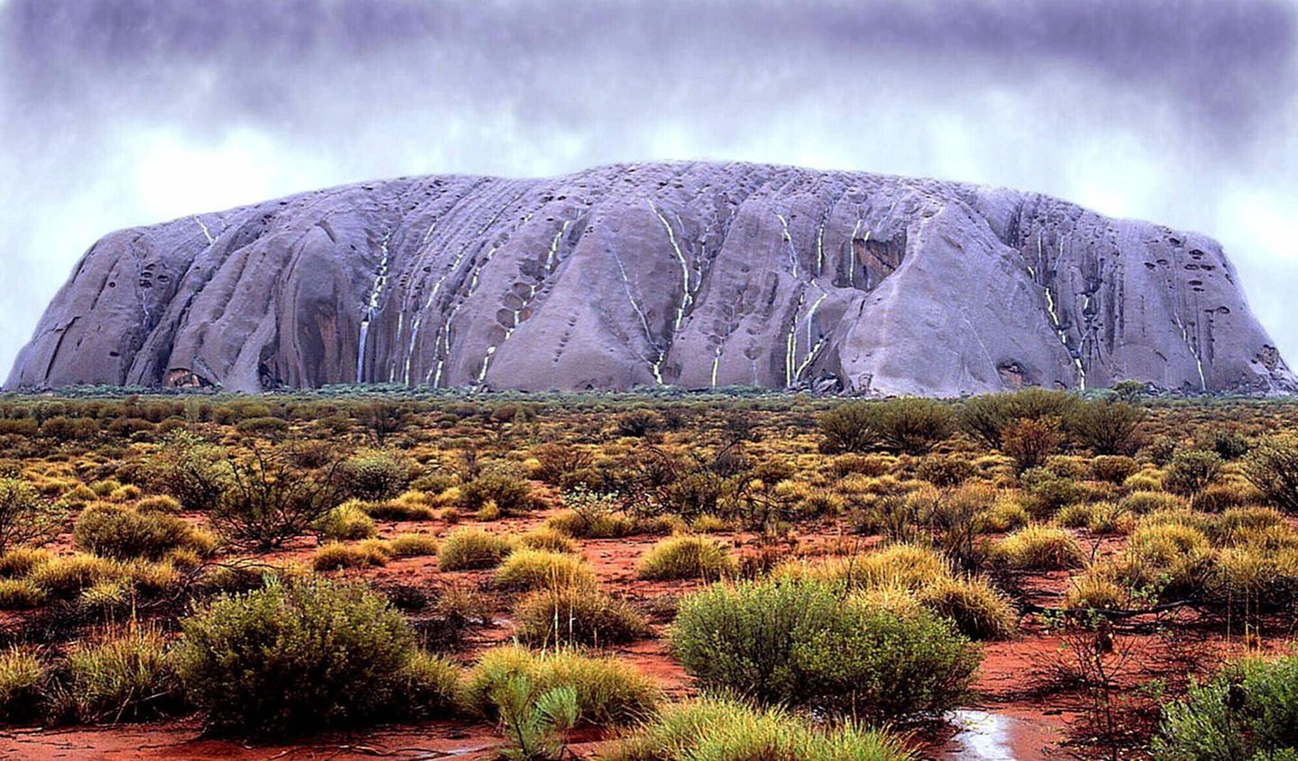 Der Uluru hat durch Wasserfälle seine Farbe verändert