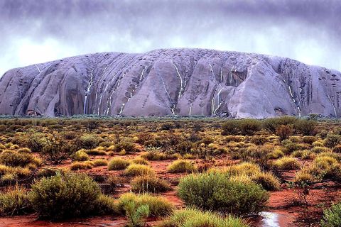 Der Uluru hat durch Wasserfälle seine Farbe verändert