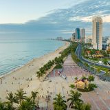Ein Paradies für Strandurlauber und Surfer: Die Hafenstadt am Südchinesischen Meer ist berühmt für ihre kilometerlangen Sandstrände. Vor allem My Khe Beach – "China Beach" – gilt als einer der schönsten Strände der Welt. Wo sich heute Badegäste tummeln, das warme Wasser genießen, picknicken oder Drachen steigen lassen, entspannten sich einst hauptsächlich amerikanische GIs. Während des Vietnamkriegs bauten die USA Da Nang zu einem wichtigen Marine- und Luftwaffenstützpunkt aus. Der idyllische China Beach wurde zum Erholungsort für die Truppen. Hier ließen sich Soldaten behandeln, machten Pause vom Krieg und stürzten sich mit Surfbrettern in die Brandung. Damals wuchs Da Nang zu einer der größten Städte Vietnams heran.